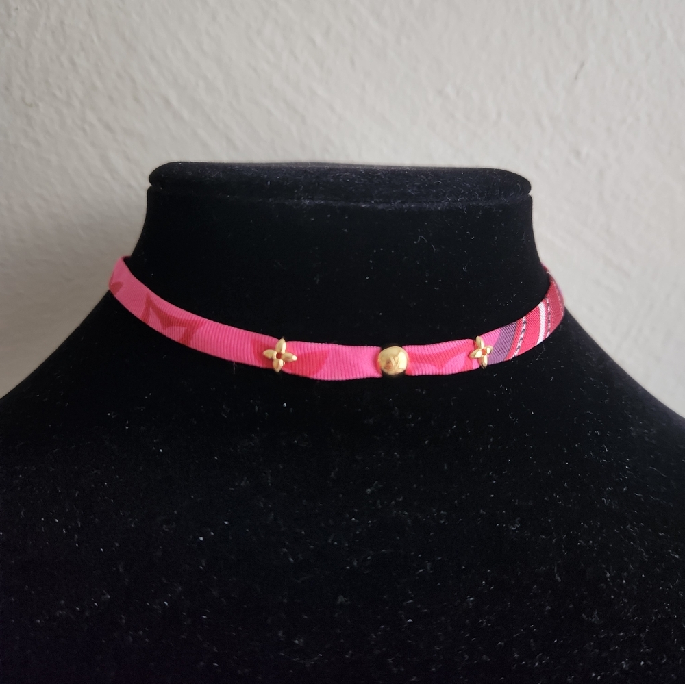 LOUIS VUITTON Collar Be Mindful Silk Necklace with Gold Accents